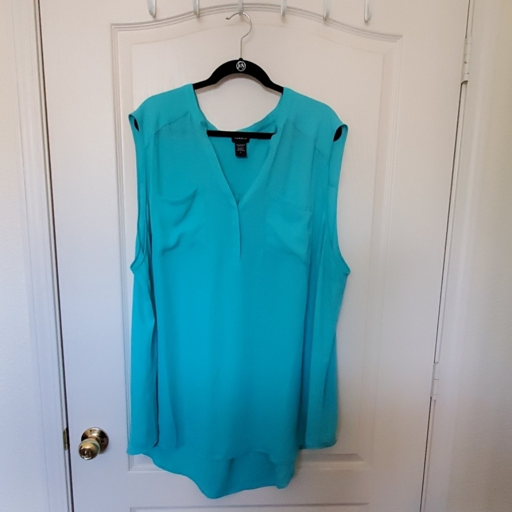 High-low sleeveless blouse with front pockets
